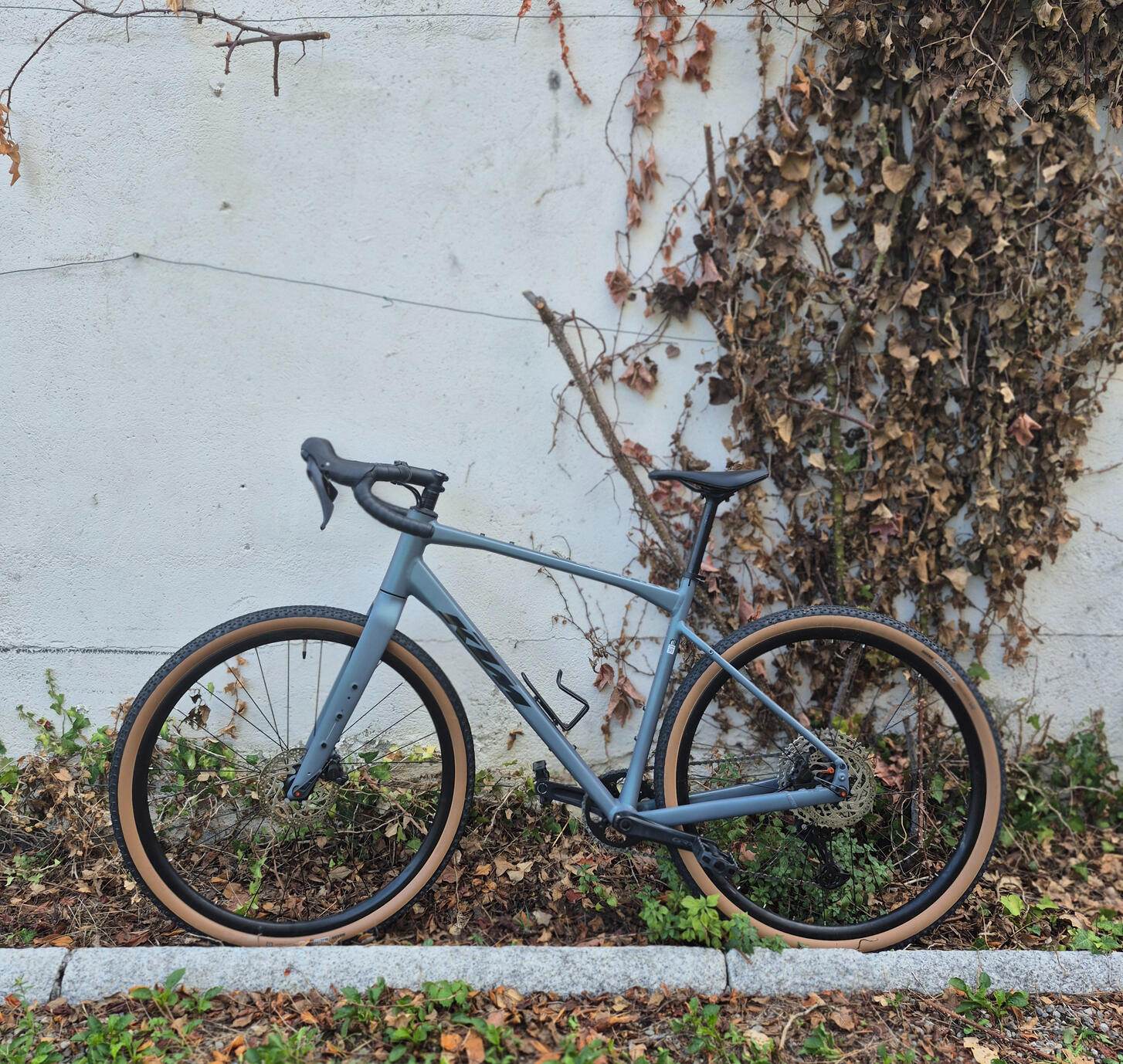 Dislocal gravel bike delivery Dislocal gravel bike delivery at a Lake Maggiore hotel